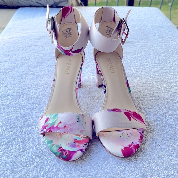 BNWOT Sandals - Picture 2 of 5